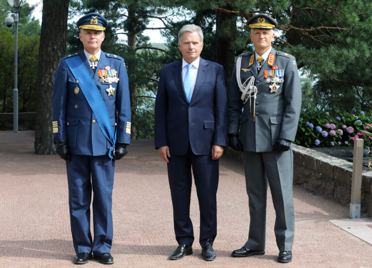 Republikens president Sauli Niinistö tog emot avgående kommendör general Jarmo Lindberg och den kommande kommendören generallöjtnant Timo Kivinen på Gullranda. Bild: Juhani Kandell/Republikens presidents kansli