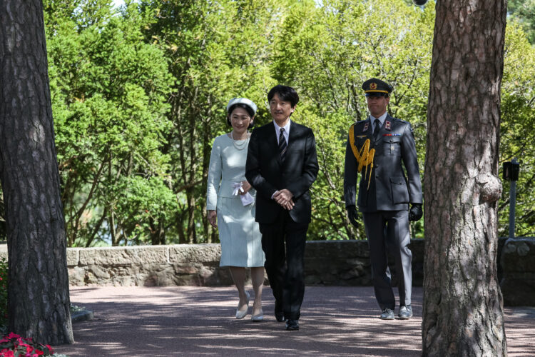 Japanin kruununprinssi Akishino ja kruununprinsessa Kiko saapuivat Kultarantaan. Kuva: Matti Porre/Tasavallan presidentin kanslia