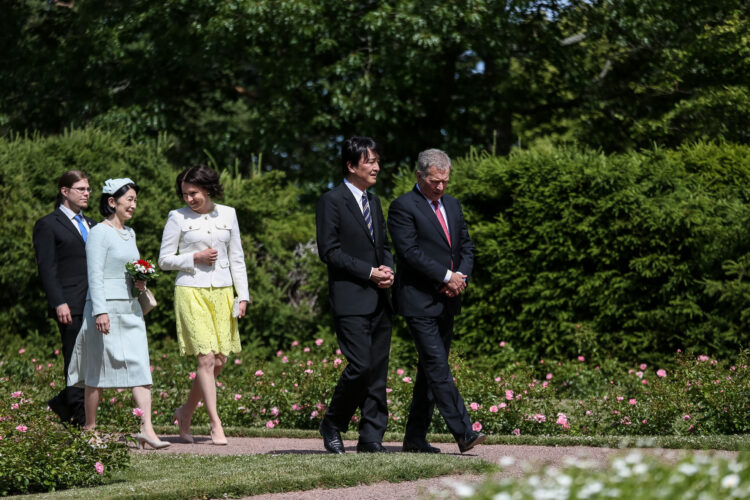Lounaan jälkeen presidenttipari ja kruununprinssipari tekivät kierroksen Kultarannan puistossa. Kuva: Matti Porre/Tasavallan presidentin kanslia