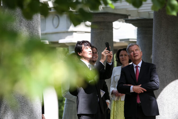 Lounaan jälkeen presidenttipari ja kruununprinssipari tekivät kierroksen Kultarannan puistossa. Kuva: Matti Porre/Tasavallan presidentin kanslia