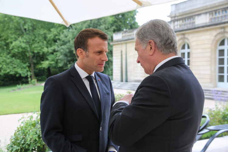 Vierailun aikana presidentti Macron isännöi valtion- ja hallitusten päämiehille lounaan, jonka jälkeen presidentit Niinistö ja Macron keskustelivat myös kahdenvälisesti. Kuva: Riikka Hietajärvi/Tasavallan presidentin kanslia