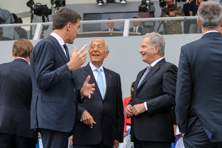 Presidentti Niinistö keskustelee Portugalin presidentti Marcelo Rebelo De Sousan ja Alankomaiden pääministeri Mark Rutten kanssa ennen paraatin alkua. Kuva: Riikka Hietajärvi/Tasavallan presidentin kanslia