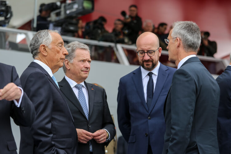 Presidentti Niinistö, Portugalin presidentti Marcelo Rebelo De Sousa, Belgian pääministeri Charles Michel ja Naton pääsihteeri Jens Stoltenberg. Kuva: Riikka Hietajärvi/Tasavallan presidentin kanslia