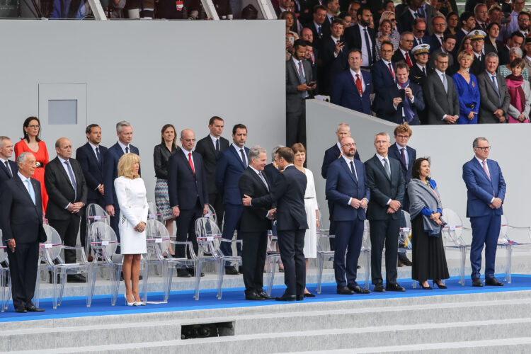 Presidentti Emmanuel Macron tervehti presidentti Niinistöä. Kuva: Riikka Hietajärvi/Tasavallan presidentin kanslia
