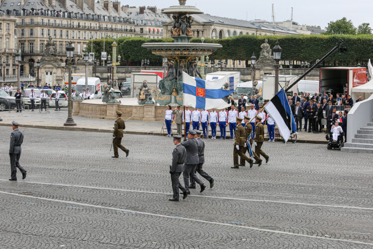 Euroopan interventioaloitteessa mukana olevilla mailla oli kunnia marssia paraatissa ensimmäisenä. Champs-Élysées-kadulla liehui myös Suomen puolustusvoimien asettama kielekkeinen valtiolippu. Kuva: Riikka Hietajärvi/Tasavallan presidentin kanslia