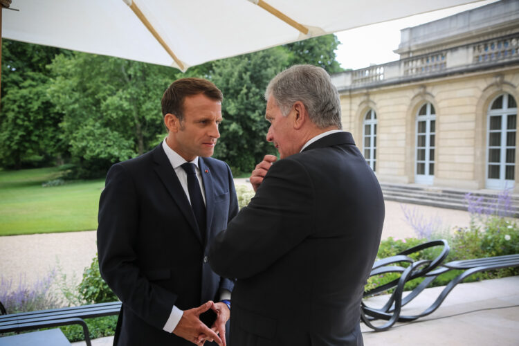 Vierailun aikana presidentti Macron isännöi valtion- ja hallitusten päämiehille lounaan, jonka jälkeen presidentit Niinistö ja Macron keskustelivat myös kahdenvälisesti. Kuva: Riikka Hietajärvi/Tasavallan presidentin kanslia