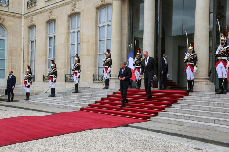 Presidentti Niinistö poistumassa Élysée-palatsista presidentti Macronin isännöimän lounaan jälkeen. Kuva: Riikka Hietajärvi/Tasavallan presidentin kanslia