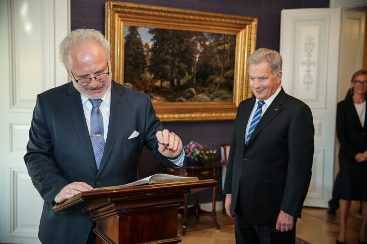 Presidentti Levits allekirjoittamassa vieraskirjaa. Kuva: Juhani Kandell/Tasavallan presidentin kanslia
