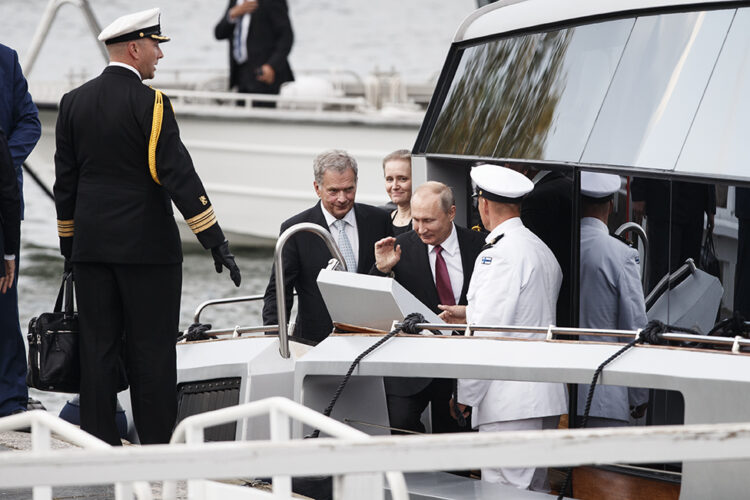 Presidentti Niinistö ja presidentti Putin Kultaranta VIII veneen kannella. Kuva: Roni Rekomaa/Tasavallan presidentin kanslia
