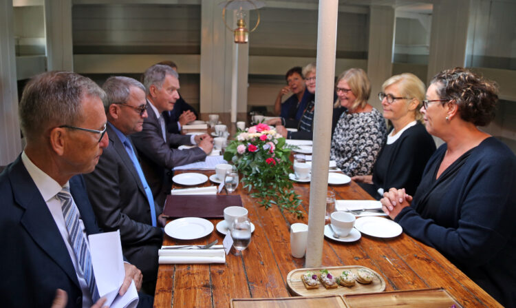 I mötet som ordnades på Pommern diskuterade president Niinistö aktuella Ålandsfrågor med bl.a. lagtingets talman Gun-Mari Lindholm, lantrådet Katrin Sjögren, landshövding Peter Lindbäck och lagtingsdirektör Susanne Eriksson. Bild: Riikka Hietajärvi/Republikens presidents kansli