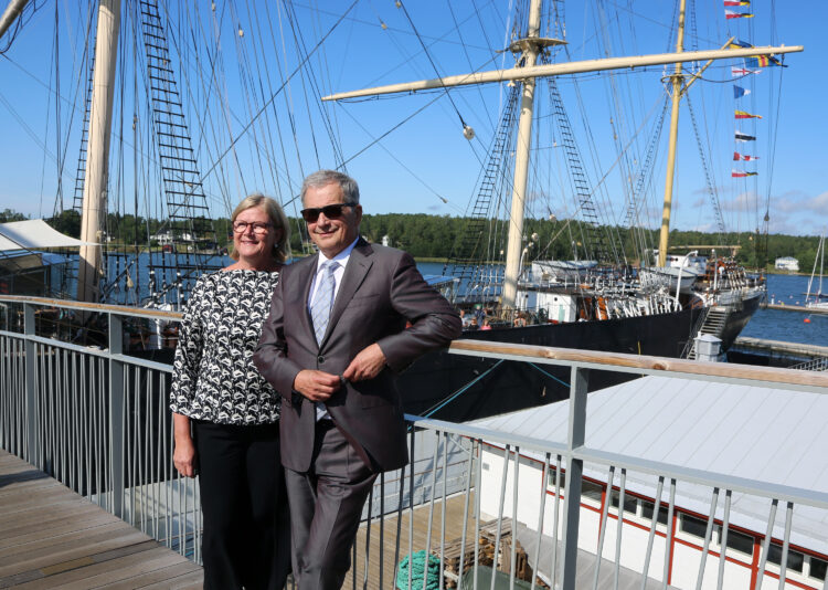 President Niinistö träffade landskapets företrädare på museifartyget Pommern. Bild: Riikka Hietajärvi/Republikens presidents kansli