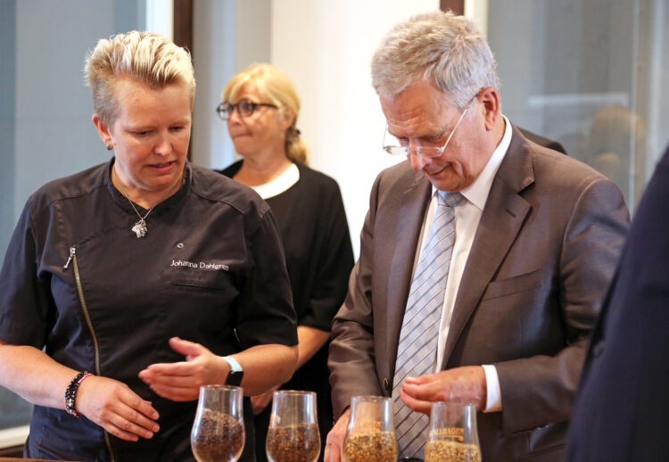 President Niinistö bekantar sig med verksamheten på mikrobryggeriet Stallhagen i Godby. Bild: Riikka Hietajärvi/Tasvallan presidentin kanslia