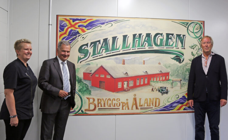 President Niinistö bekantar sig med verksamheten på mikrobryggeriet Stallhagen i Godby. Bild: Riikka Hietajärvi/Tasvallan presidentin kanslia