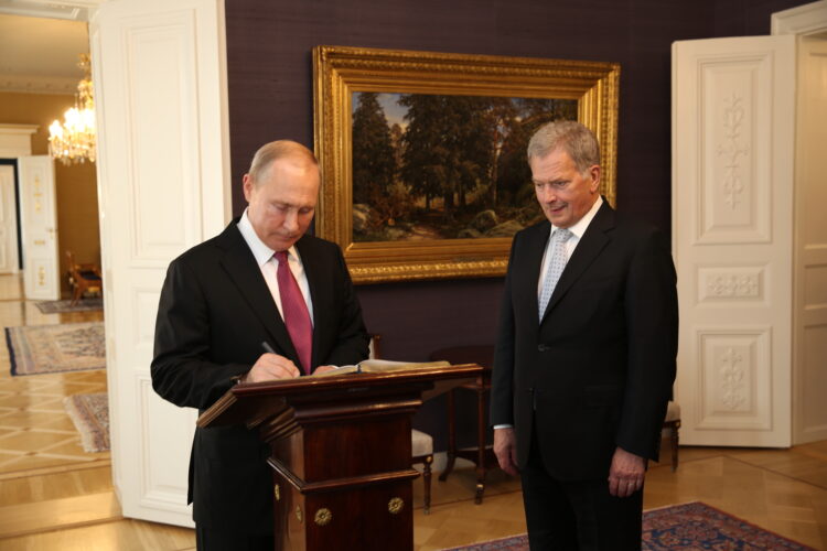 Venäjän presidentti Vladimir Putin allekirjoitti vieraskirjan. Kuva: Juhani Kandell/Tasavallan presidentin kanslia