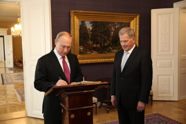 President of Russia Vladimir Putin signed the guestbook. Photo: Juhani Kandell/Office of the President of the Republic of Finland