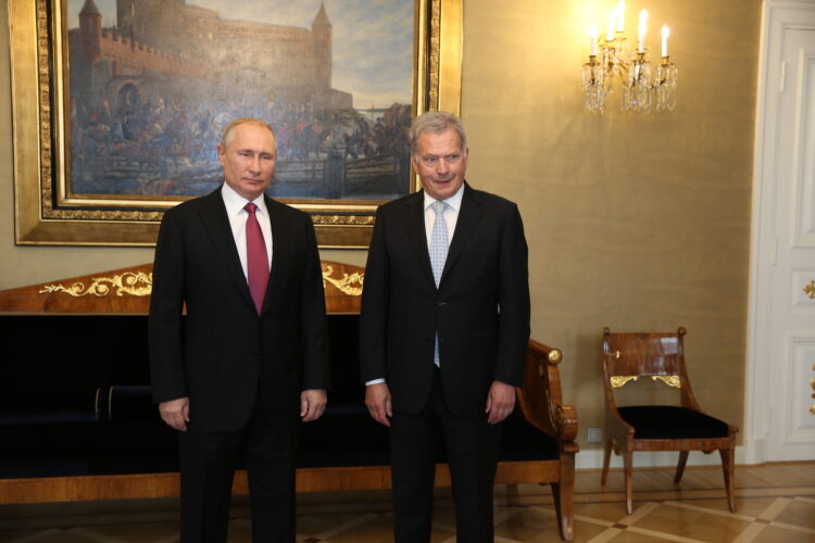 Tasavallan presidentti Sauli Niinistö ja presidentti Vladimir Putin Keltaisessa salissa. Kuva: Juhani Kandell/Tasavallan presidentin kanslia