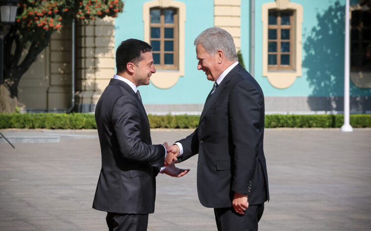 Ukrainan presidentti Volodymyr Zelenskyi vastaanotti presidentti Niinistön vierailulle. Kuva: Riikka Hietajärvi/Tasavallan presidentin kanslia

