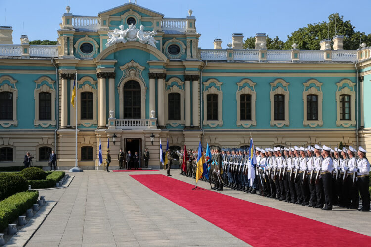 Ukrainan presidentti Volodymyr Zelenskyi vastaanotti presidentti Niinistön vierailulle. Kuva: Riikka Hietajärvi/Tasavallan presidentin kanslia
