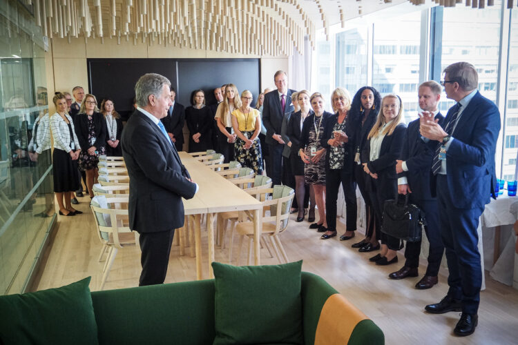 President Niinistö thanking the staff of the Permanent Mission of Finland to the UN for the good work. Mr. Jukka Salovaara, Permanent Representative of Finland to the UN, on the right. Photo: Jouni Mölsä/Office of the President of the Republic of Finland