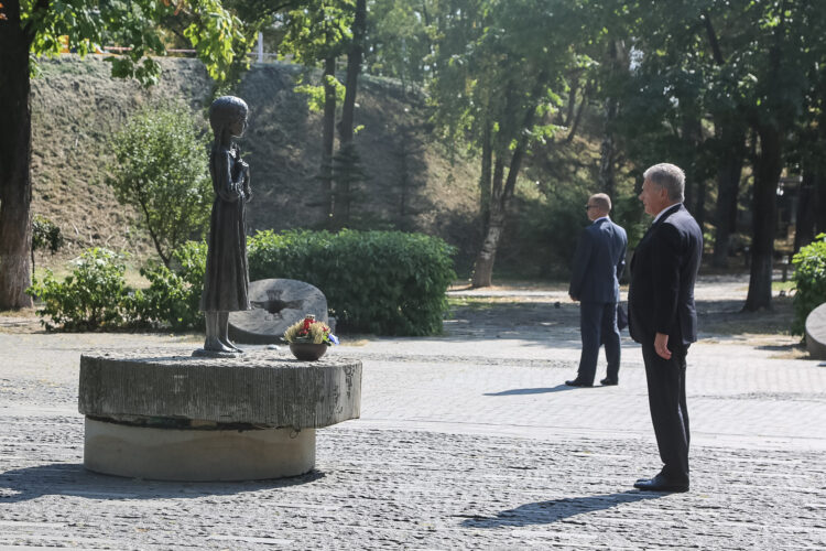 Presidentti Niinistö osallistui juhlallisiin seremonioihin Tuntemattoman sotilaan haudalla sekä Holodomorin ja Taivaallisen sadan muistomerkeillä. Kuva: Riikka Hietajärvi/Tasavallan presidentin kanslia
