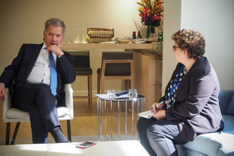 Presidentti Niinistö New York Timesin ilmastonmuutokseen erikoistuneen toimittajan Lisa Friedman haastattelussa ennen avausviikkoa. Kuva: Jouni Mölsä/Tasavallan presidentin kanslia