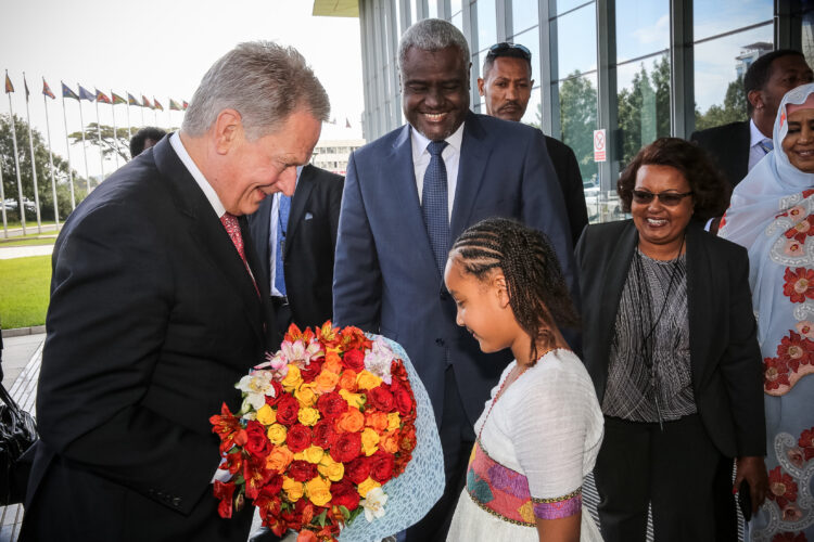 Presidentti Sauli Niinistö tapasi Afrikan unionin komission puheenjohtajan Moussa Faki Mahamatin 16. lokakuuta 2019 Addis Abebassa. Keskusteluja mm. AU:n reformeista, rauhasta ja turvallisuudesta, Euroopan ja Afrikan välisestä kumppanuudesta sekä naisten ja tyttöjen asemasta. Kuva: Juhani Kandell/Tasavallan presidentin kanslia