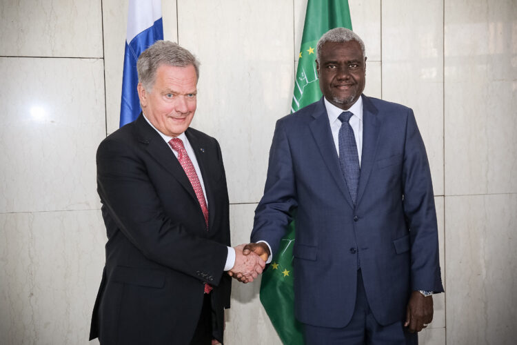 Presidentti Sauli Niinistö tapasi Afrikan unionin komission puheenjohtajan Moussa Faki Mahamatin 16. lokakuuta 2019 Addis Abebassa. Keskusteluja mm. AU:n reformeista, rauhasta ja turvallisuudesta, Euroopan ja Afrikan välisestä kumppanuudesta sekä naisten ja tyttöjen asemasta. Kuva: Juhani Kandell/Tasavallan presidentin kanslia