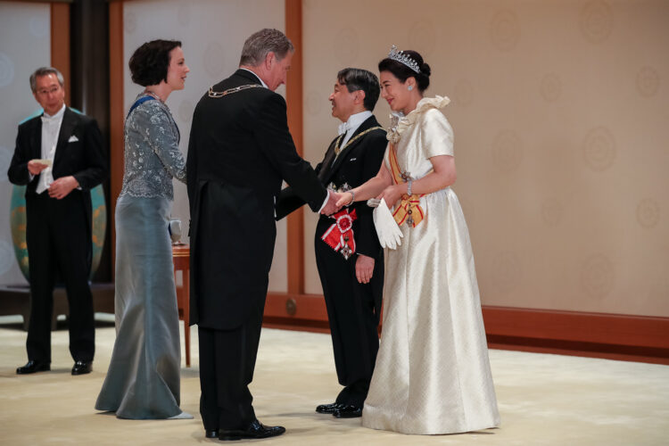 Keisari Naruhito ja keisarinna Masako toivottivat tervetulleiksi tiistai-illan juhlapäivälliselle.
Kuva: Secretariat for the Ceremonies of Imperial Succession