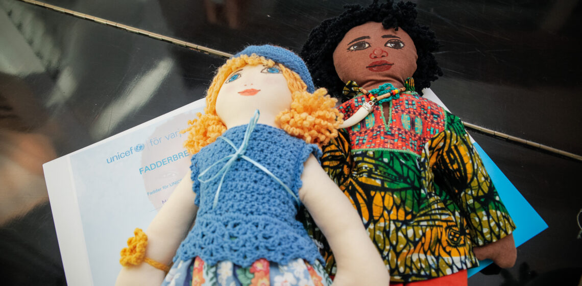 Raaseporin vapaaehtoisryhmän tekemät nuket esittävät suomalaista ja nigerialaista lasta. Kuva: Matti Porre/Tasavallan presidentin kanslia
