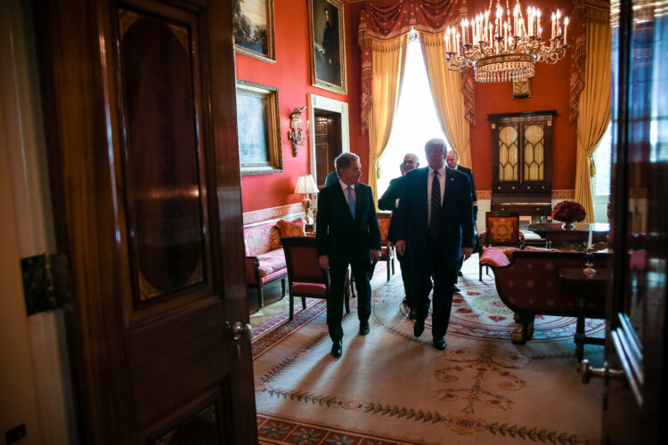 Presidentti Trump hyvästelee presidentti Niinistön. Kuva: Matti Porre/Tasavallan presidentin kanslia
