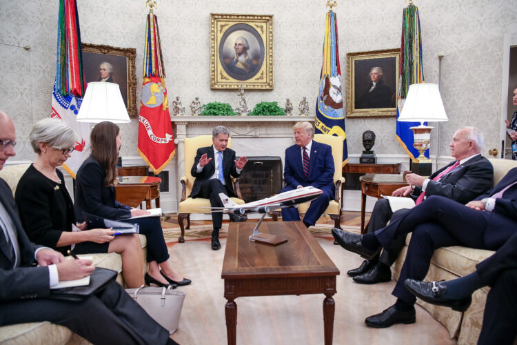 Bilateral discussions between President Niinistö and President Trump in the Oval Office. 
Photo: Matti Porre/Office of the President of the Republic of Finland 