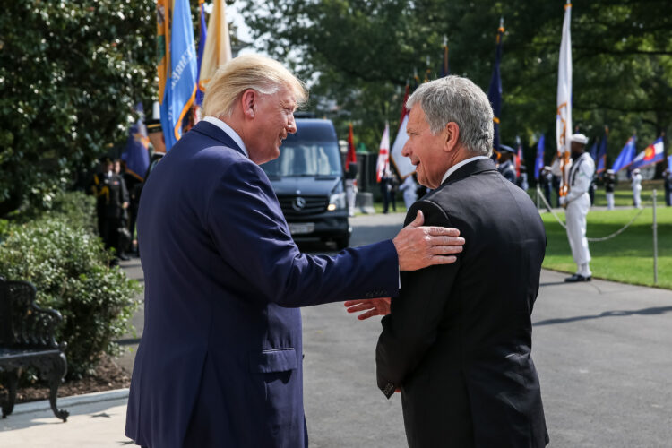 Presidentti Trump tervehtii presidentti Niinistöä Valkoisen talon ovella 2. lokakuuta 2019. Kuva: Matti Porre/Tasavallan presidentin kanslia