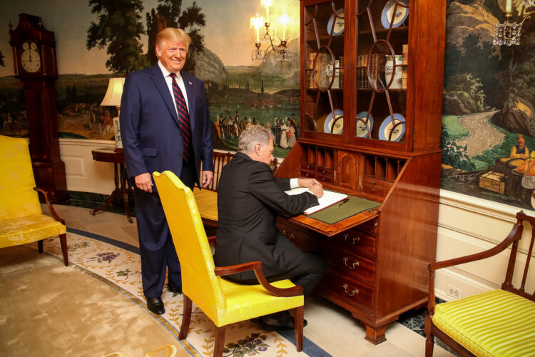 President Niinistö signs the Guest Book of the White House on 2 October 2019. Photo: Matti Porre/Office of the President of the Republic of Finland 