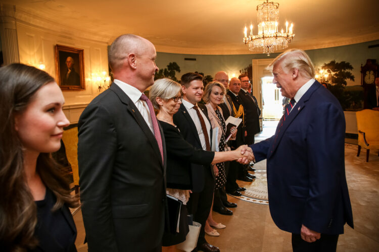 Presidentti Trump tervehtii suomalaisen delegaation. Kuva: Matti Porre/Tasavallan presidentin kanslia