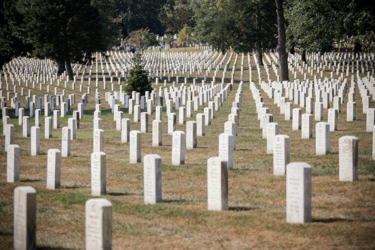 President Niinistö lade ned en krans vid den okände soldatens grav på statskyrkogården i Arlington den 1 oktober 2019. Foto: Matti Porre/Republikens presidents kansli