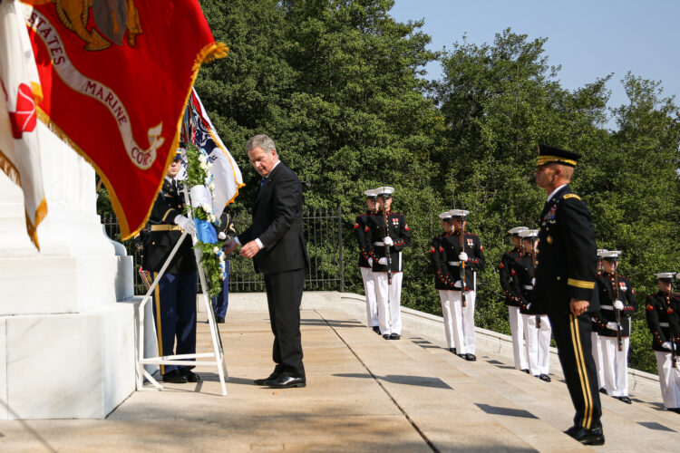 President Sauli Niinistö lays a wreath at the Tomb of the Unknown Soldier at Arlington National Cemetery on 1 October 2019. Photo: Matti Porre/Office of the President of the Republic of Finland