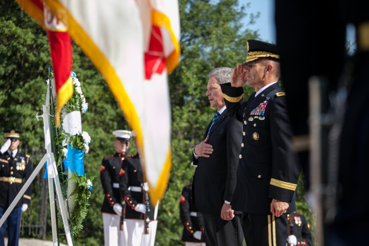 President Niinistö lade ned en krans vid den okände soldatens grav på statskyrkogården i Arlington den 1 oktober 2019. Foto: Matti Porre/Republikens presidents kansli