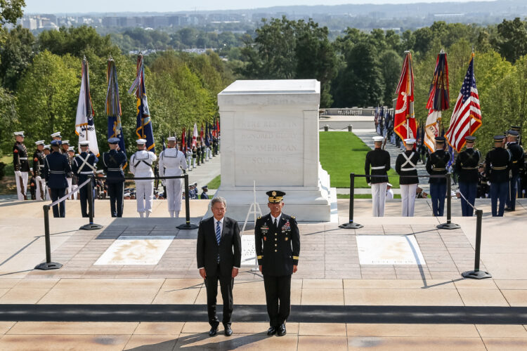 President Niinistö lade ned en krans vid den okände soldatens grav på statskyrkogården i Arlington den 1 oktober 2019. Foto: Matti Porre/Republikens presidents kansli