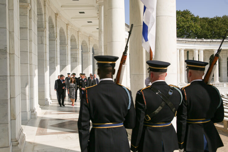 President Niinistö lade ned en krans vid den okände soldatens grav på statskyrkogården i Arlington den 1 oktober 2019. Foto: Matti Porre/Republikens presidents kansli