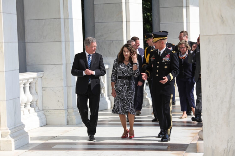 President Niinistö lade ned en krans vid den okände soldatens grav på statskyrkogården i Arlington den 1 oktober 2019. Foto: Matti Porre/Republikens presidents kansli