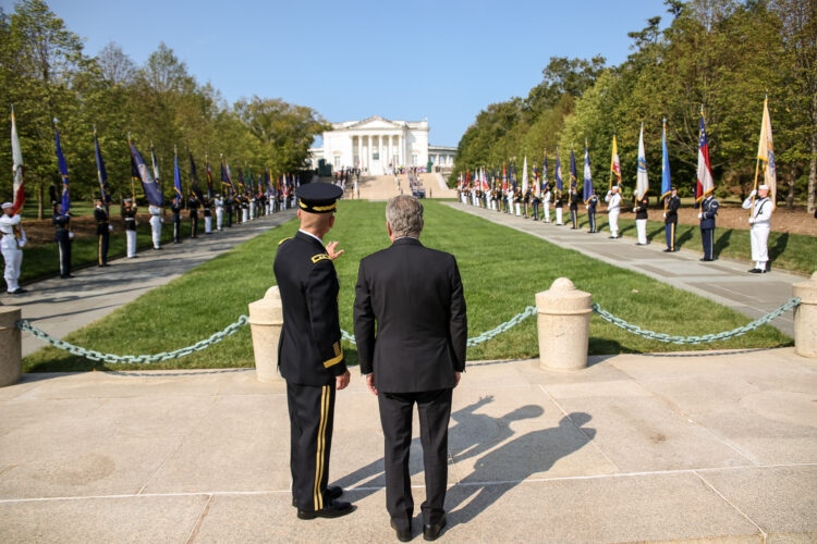 President Niinistö lade ned en krans vid den okände soldatens grav på statskyrkogården i Arlington den 1 oktober 2019. Generalmajor Omar Jones från USA:s väpnade styrkor ledde ceremonin. Foto: Matti Porre/Republikens presidents kansli