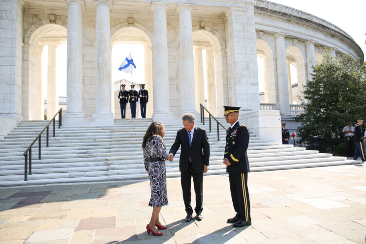 President Niinistö lade ned en krans vid den okände soldatens grav på statskyrkogården i Arlington den 1 oktober 2019. Foto: Matti Porre/Republikens presidents kansli