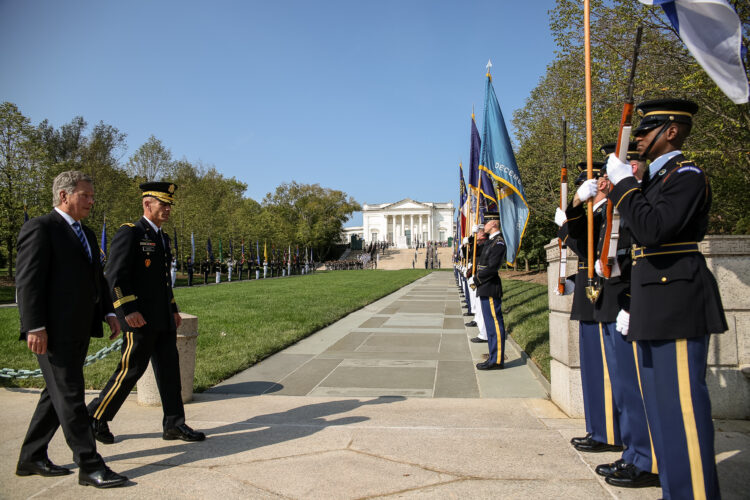 Presidentti Niinistö laski seppeleen tuntemattoman sotilaan muistomerkille Arlingtonin kansallisella hautausmaalla 1. lokakuuta 2019. Kuva: Matti Porre/Tasavallan presidentin kanslia