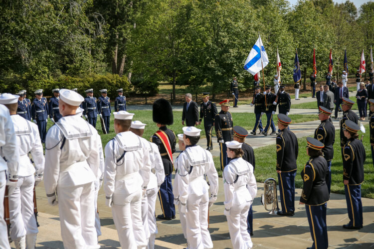 President Niinistö lade ned en krans vid den okände soldatens grav på statskyrkogården i Arlington den 1 oktober 2019. Foto: Matti Porre/Republikens presidents kansli