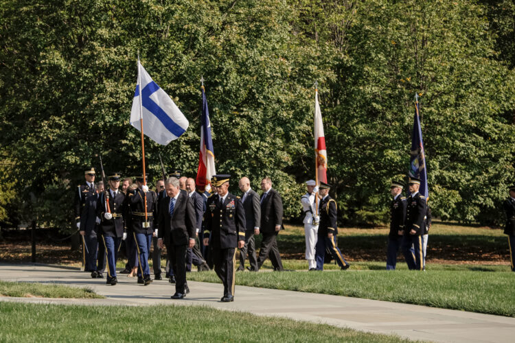 President Sauli Niinistö lays a wreath at the Tomb of the Unknown Soldier at Arlington National Cemetery on 1 October 2019. Photo: Matti Porre/Office of the President of the Republic of Finland