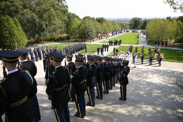 President Niinistö lade ned en krans vid den okände soldatens grav på statskyrkogården i Arlington den 1 oktober 2019. Foto: Matti Porre/Republikens presidents kansli