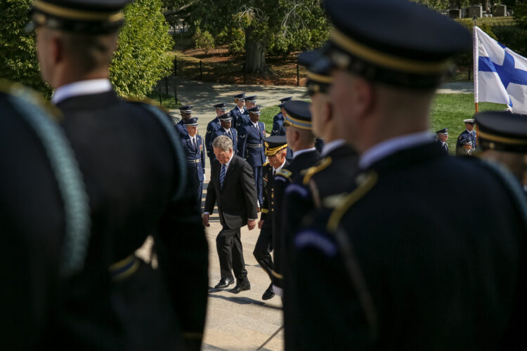 President Niinistö lade ned en krans vid den okände soldatens grav på statskyrkogården i Arlington den 1 oktober 2019. Foto: Matti Porre/Republikens presidents kansli