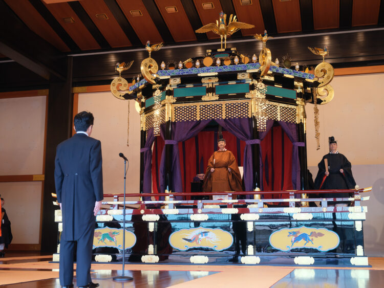 Japanin pääministeri Shinzo Abe puhui kruunajaisissa. Kuva: Secretariat for the Ceremonies of Imperial Succession