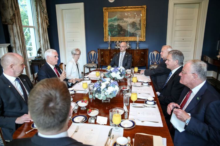 Presidentti Niinistö tapasi Yhdysvaltain varapresidentin Mike Pencen aamiaisella tämän virka-asunnolla. Kuva: Matti Porre/Tasavallan presidentin kanslia