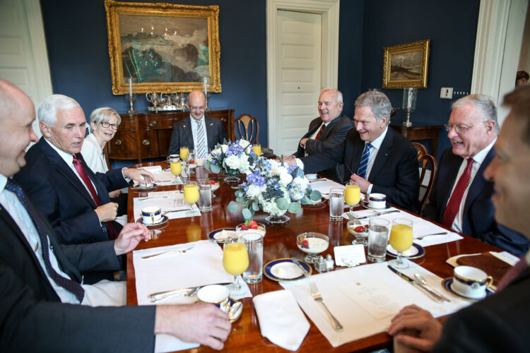 Presidentti Niinistö tapasi Yhdysvaltain varapresidentin Mike Pencen aamiaisella tämän virka-asunnolla. Kuva: Matti Porre/Tasavallan presidentin kanslia